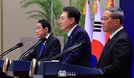 윤석열 대통령이 27일 청와대 영빈관에서 열린 ‘제9차 한·일·중 정상회의 공동기자회견’에서 발언하고 있다.