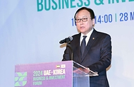 정인교 산업부 통상교섭본부장이 28일 서울 종로구 포시즌스 호텔 그랜드볼룸에서 열린 ‘한-UAE 비즈니스 투자 포럼’에서 축사하고 있다.