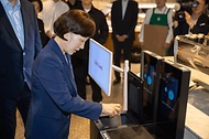 한화진 환경부 장관이 27일 서울 종로구 스타벅스 종로R점에서 열린 ‘다회용컵 사용 문화 확산을 위한 환경부-업계 협약식’을 마친 뒤 텀블러 세척기를 이용한 세척 시연을 하고 있다.