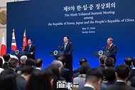 윤석열 대통령이 27일 청와대 영빈관에서 열린 ‘제9차 한·일·중 정상회의 공동기자회견’에서 발언하고 있다.