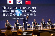 윤석열 대통령이 27일 서울 중구 대한상공회의소에서 열린 ‘제8차 한·일·중 비즈니스 서밋’에서 연설하기 전 인사하고 있다.