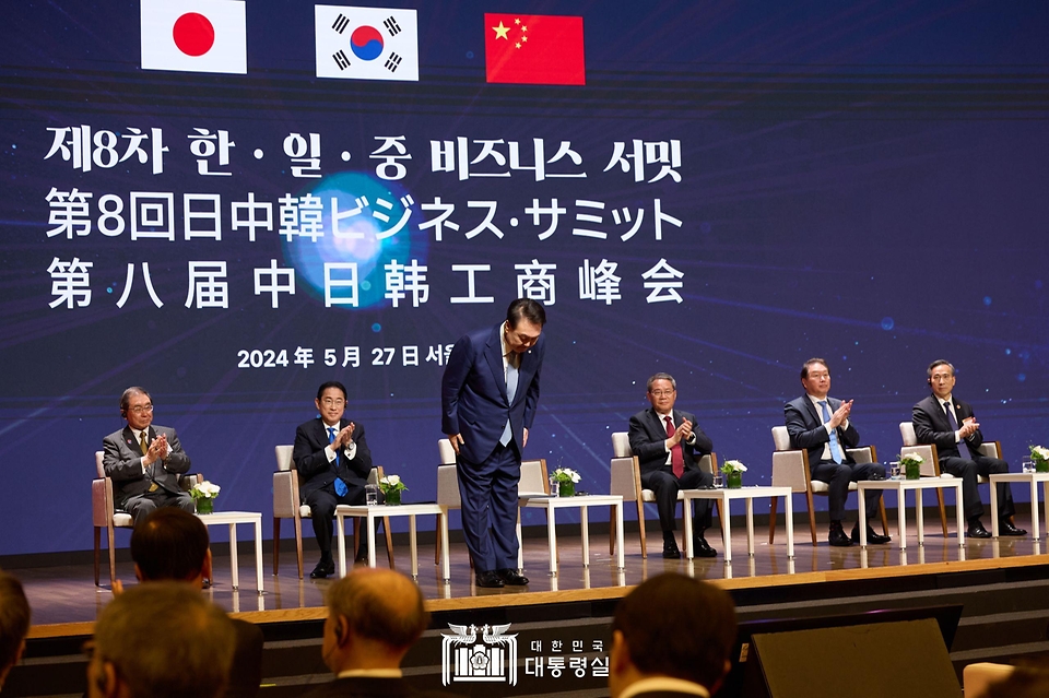윤석열 대통령이 27일 서울 중구 대한상공회의소에서 열린 ‘제8차 한·일·중 비즈니스 서밋’에서 연설하기 전 인사하고 있다.