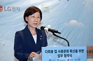 한화진 환경부 장관이 27일 서울 종로구 스타벅스 종로R점에서 열린 ‘다회용컵 사용 문화 확산을 위한 환경부-업계 협약식’에서 인사말을 하고 있다.