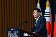 윤석열 대통령이 27일 서울 중구 대한상공회의소에서 열린 ‘제8차 한·일·중 비즈니스 서밋’에서 연설하고 있다. 
