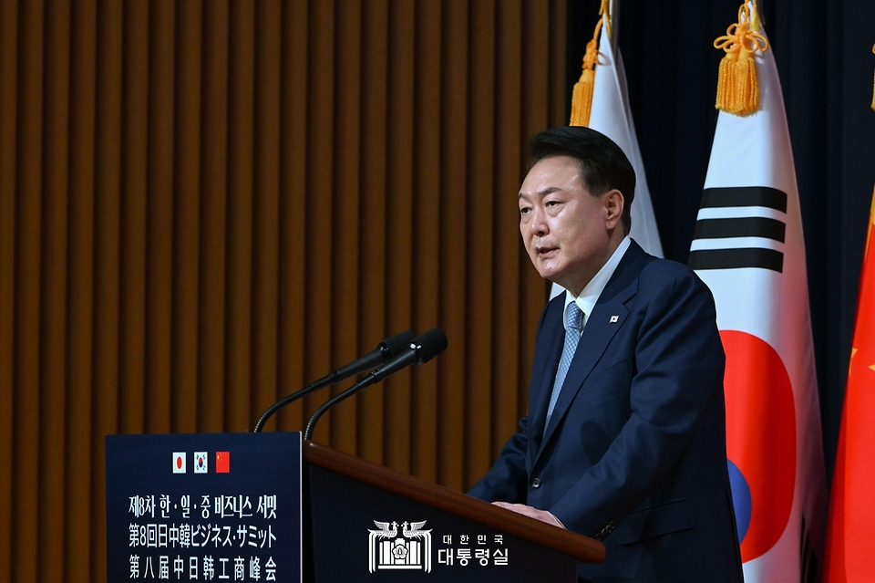 윤석열 대통령이 27일 서울 중구 대한상공회의소에서 열린 ‘제8차 한·일·중 비즈니스 서밋’에서 연설하고 있다. 