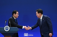 윤석열 대통령이 27일 청와대 영빈관에서 열린 ‘제9차 한·일·중 정상회의 공동기자회견’에서 발언을 마친 기시다 후미오(Kishida Fumio) 일본 총리와 악수하고 있다. 
