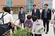 조재호 농촌진흥청장이 22일 충남 천안시 천안능수초등학교를 방문, 초등생들과 학교 텃밭에서 기른 채소를 수확하는 프로그램에 참여하고 있다.