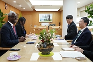 남성현 산림청장이 28일 서울에서 유엔사막화방지협약(UNCCD) 이브라힘 띠아우(Ibrahim Thiaw) 사무총장과 토지황폐화중립, 글로벌 황사정책, 건조지 녹화사업 등 다양한 국제 산림협력방안에 대해 논의하고 있다.