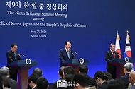 윤석열 대통령이 27일 청와대 영빈관에서 열린 ‘제9차 한·일·중 정상회의 공동기자회견’에서 발언하고 있다.