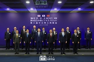 윤석열 대통령이 27일 서울 중구 대한상공회의소에서 열린 ‘제8차 한·일·중 비즈니스 서밋’에서 3국 경제계 인사들과 기념 촬영을 하고 있다. (앞줄 왼쪽부터, 도쿠라 마사카즈(Tokura Masakazu) 일본 게이단렌 회장, 기시다 후미오(Kishida Fumio) 일본 총리, 윤석열 대통령, 리창(Li Qiang) 중국 국무원 총리, 최태원 대한상공회의소 회장, 런홍빈(Ren Hongbin) 중국 국제무역촉진위원회 회장)
