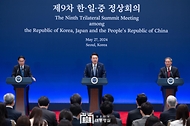 윤석열 대통령이 27일 청와대 영빈관에서 열린 ‘제9차 한·일·중 정상회의 공동기자회견’에서 발언하고 있다. (왼쪽부터 기시다 후미오(Kishida Fumio) 일본 총리, 윤석열 대통령, 리창(Li Qiang) 중국 국무원 총리)