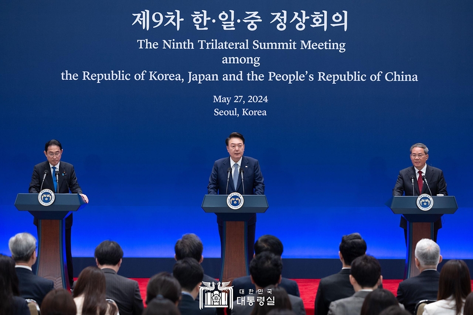 윤석열 대통령이 27일 청와대 영빈관에서 열린 ‘제9차 한·일·중 정상회의 공동기자회견’에서 발언하고 있다. (왼쪽부터 기시다 후미오(Kishida Fumio) 일본 총리, 윤석열 대통령, 리창(Li Qiang) 중국 국무원 총리)