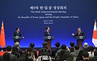 윤석열 대통령이 27일 청와대 영빈관에서 열린 ‘제9차 한·일·중 정상회의 공동기자회견’에서 리창(Li Qiang) 중국 국무원 총리의 발언을 듣고 있다. 