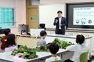 조재호 농촌진흥청장이 22일 충남 천안시 천안능수초등학교를 방문, 농업의 중요성과 농업 과학기술의 발전 역사, 농촌진흥청이 하는 일을 소개하고 있다.