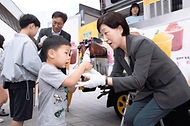 한화진 환경부 장관이 25일 경기도 여주시 한강문화관에서 열린 ‘어린이 우리 강 그리기 대회’에서 아이들에게 간식을 전달하고 있다.