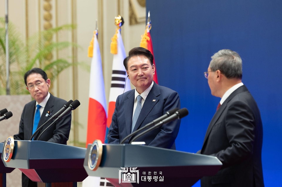 윤석열 대통령이 27일 청와대 영빈관에서 열린 ‘제9차 한·일·중 정상회의 공동기자회견’에서 리창(Li Qiang) 중국 국무원 총리의 발언을 듣고 있다. 