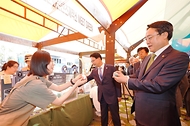 강도형 해양수산부 장관이 22일 전북 고창군 람사르 갯벌센터에서 열린 ‘2024년 세계 습지의 날 기념행사’에서 부스를 둘러보고 있다.