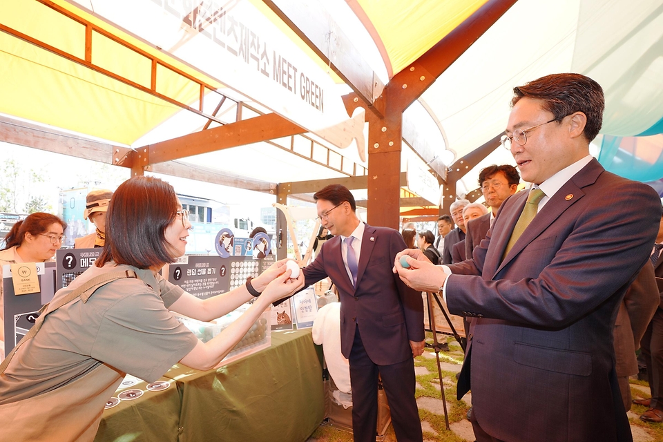 강도형 해양수산부 장관이 22일 전북 고창군 람사르 갯벌센터에서 열린 ‘2024년 세계 습지의 날 기념행사’에서 부스를 둘러보고 있다.