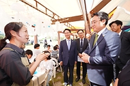 강도형 해양수산부 장관이 22일 전북 고창군 람사르 갯벌센터에서 열린 ‘2024년 세계 습지의 날 기념행사’에서 부스를 둘러보고 있다.
