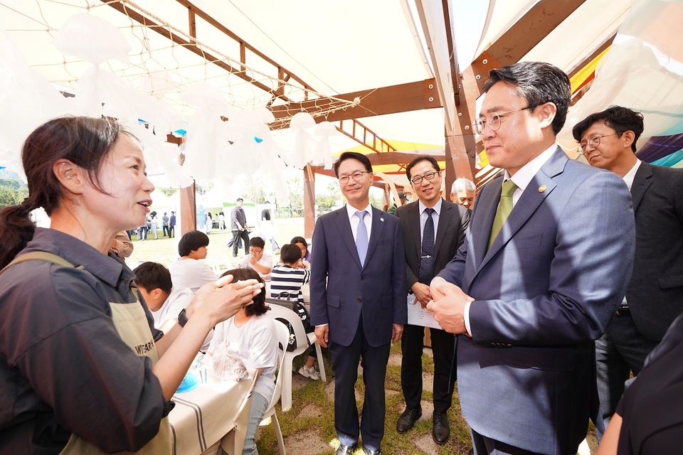 강도형 해양수산부 장관이 22일 전북 고창군 람사르 갯벌센터에서 열린 ‘2024년 세계 습지의 날 기념행사’에서 부스를 둘러보고 있다.
