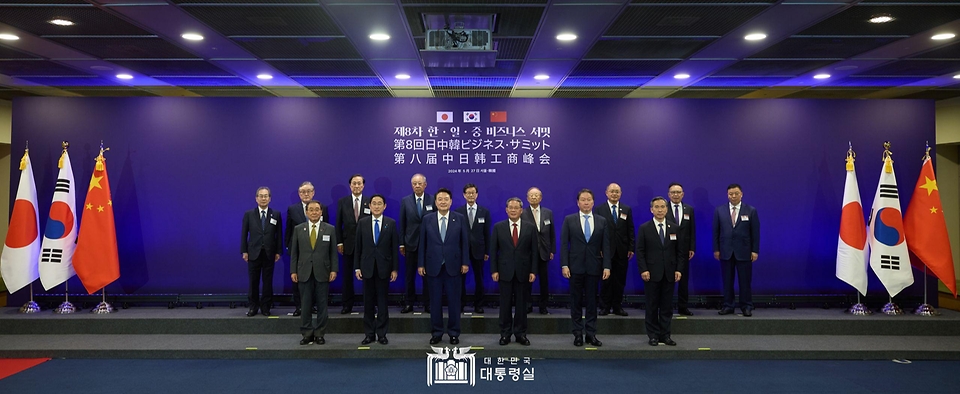윤석열 대통령이 27일 서울 중구 대한상공회의소에서 열린 ‘제8차 한·일·중 비즈니스 서밋’에서 3국 경제계 인사들과 기념 촬영을 하고 있다.