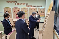 유희동 기상청장이 호국보훈의 달을 맞아 28일 경남 김해보훈요양원을 방문하여 위문금을 전달하고 시설을 둘러보고 있다.