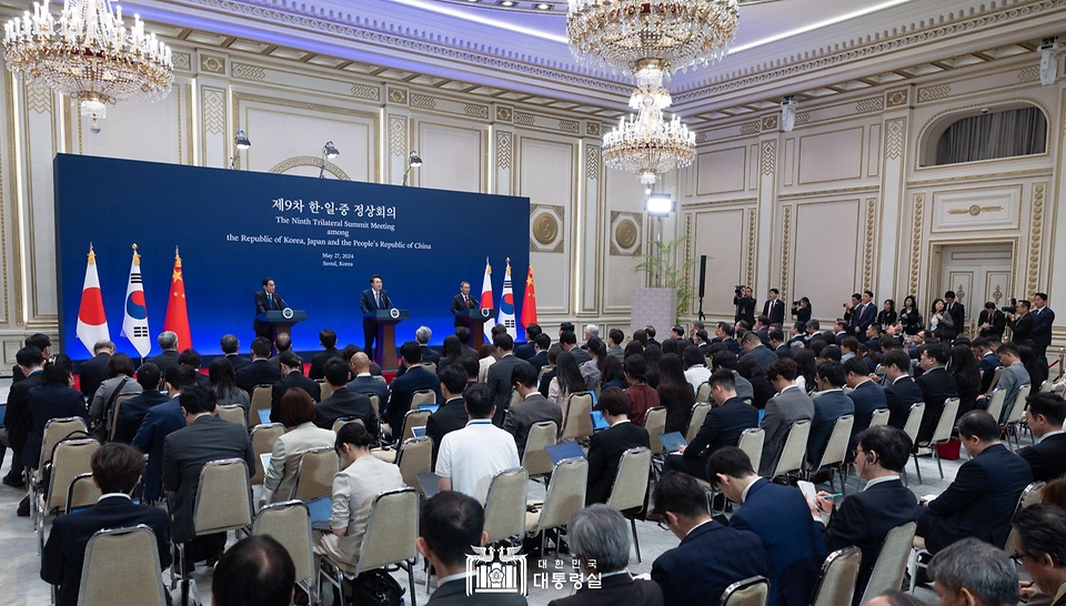 윤석열 대통령이 27일 청와대 영빈관에서 열린 ‘제9차 한·일·중 정상회의 공동기자회견’에서 발언하고 있다.