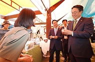 강도형 해양수산부 장관이 22일 전북 고창군 람사르 갯벌센터에서 열린 ‘2024년 세계 습지의 날 기념행사’에서 부스를 둘러보고 있다.