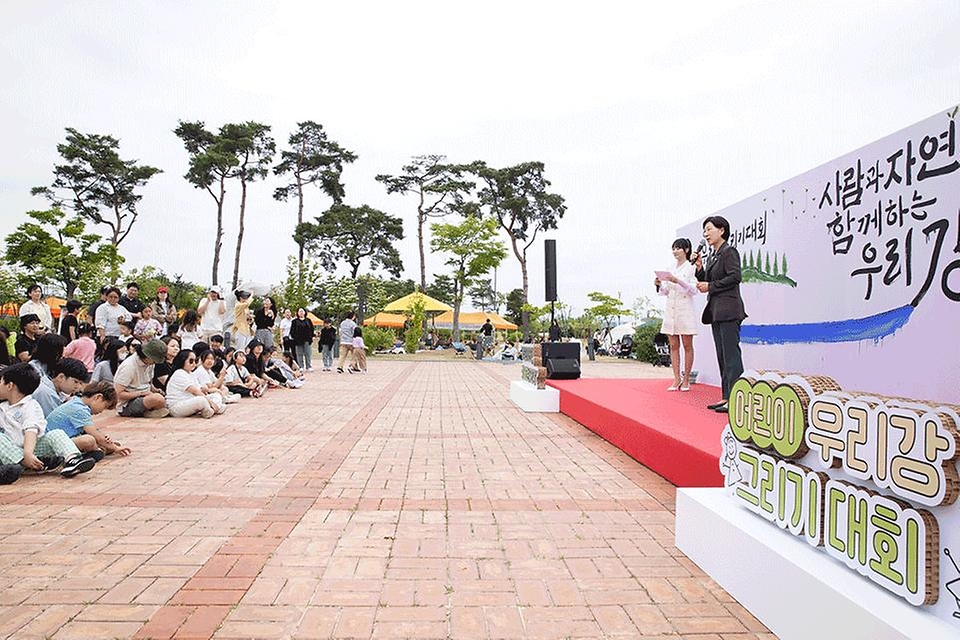 한화진 환경부 장관이 25일 경기도 여주시 한강문화관에서 열린 ‘어린이 우리 강 그리기 대회’에서 인사말을 하고 있다. 