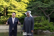 윤석열 대통령이 28일 서울 종로구 창덕궁 후원 부용지 일원에서 모하메드 빈 자이드 알 나하얀(Mohamed bin Zayed Al Nahyan) 아랍에미리트(UAE) 대통령과 친교 일정으로 산책을 하고 있다. 