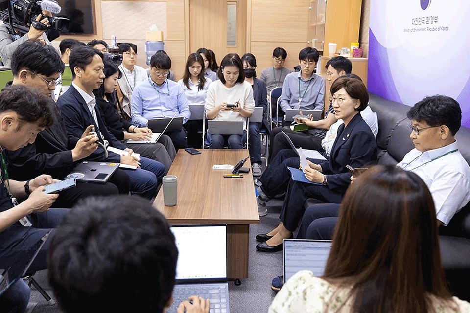 한화진 환경부 장관이 28일 정부세종청사 환경부 기자실에서 열린 출입기자단 간담회에서 발언하고 있다. 