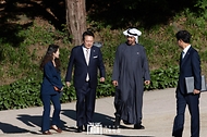 윤석열 대통령이 28일 서울 종로구 창덕궁 후원 부용지 일원에서 모하메드 빈 자이드 알 나하얀(Mohamed bin Zayed Al Nahyan) 아랍에미리트(UAE) 대통령과 친교 일정으로 산책을 하고 있다. 