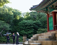 윤석열 대통령이 28일 서울 종로구 창덕궁 후원 부용지 일원에서 모하메드 빈 자이드 알 나하얀(Mohamed bin Zayed Al Nahyan) 아랍에미리트(UAE) 대통령과 친교 일정으로 산책을 하고 있다. 