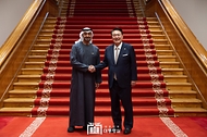 윤석열 대통령이 28일 청와대에서 국빈 방한한 모하메드 빈 자이드 알 나하얀(Mohammed bin Zayed Al Nahyan) 아랍에미리트(UAE) 대통령과 친교 만찬을 마친 뒤 기념 촬영을 하고 있다.