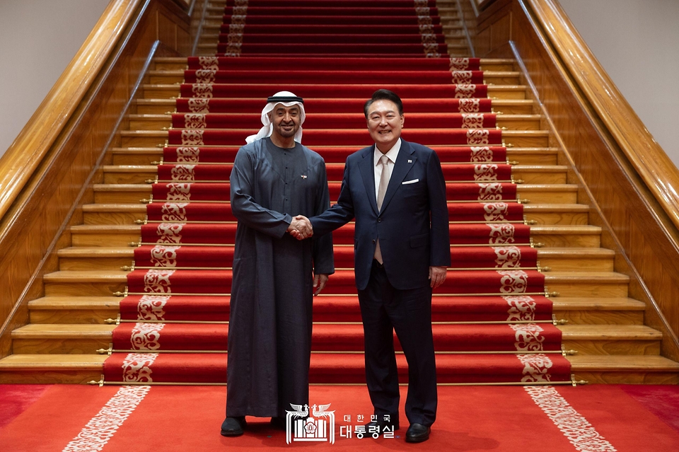 윤석열 대통령이 28일 청와대에서 국빈 방한한 모하메드 빈 자이드 알 나하얀(Mohammed bin Zayed Al Nahyan) 아랍에미리트(UAE) 대통령과 친교 만찬을 마친 뒤 기념 촬영을 하고 있다.