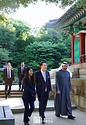 윤석열 대통령이 28일 서울 종로구 창덕궁 후원 부용지 일원에서 모하메드 빈 자이드 알 나하얀(Mohamed bin Zayed Al Nahyan) 아랍에미리트(UAE) 대통령과 친교 일정으로 산책을 하고 있다. 