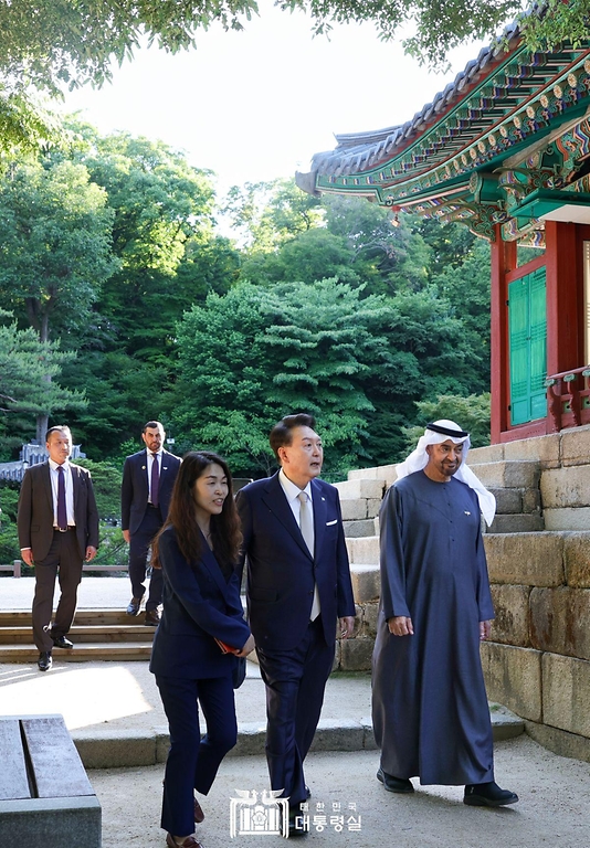 윤석열 대통령이 28일 서울 종로구 창덕궁 후원 부용지 일원에서 모하메드 빈 자이드 알 나하얀(Mohamed bin Zayed Al Nahyan) 아랍에미리트(UAE) 대통령과 친교 일정으로 산책을 하고 있다. 