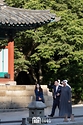 윤석열 대통령이 28일 서울 종로구 창덕궁 후원 부용지 일원에서 모하메드 빈 자이드 알 나하얀(Mohamed bin Zayed Al Nahyan) 아랍에미리트(UAE) 대통령과 친교 일정으로 산책을 하고 있다. 
