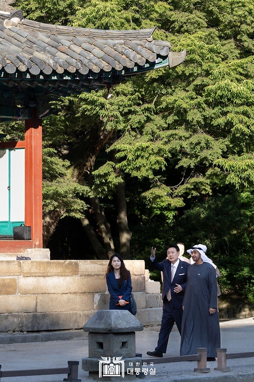 윤석열 대통령이 28일 서울 종로구 창덕궁 후원 부용지 일원에서 모하메드 빈 자이드 알 나하얀(Mohamed bin Zayed Al Nahyan) 아랍에미리트(UAE) 대통령과 친교 일정으로 산책을 하고 있다. 