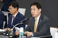 김주현 금융위원회 위원장이 29일 오전 서울 마포구 마포 프론트원에서 개최한 대출 갈아타기 서비스 간담회에서 대출 갈아타기 서비스 운영에 기여한 금융권 및 대출비교플랫폼 등 직원에 대해 포상을 수여하고, 서비스 이용자 및 참여기관 실무자 대상 간담회를 주재하고 있다.