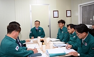 이한경 행정안전부 재난안전관리본부장이 28일 충북 청주시 지역자원통합관리센터를 방문해 재난관리자원의 관리실태 현황을 청취하고 있다.