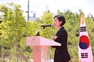 오영주 중소벤처기업부 장관이 28일 충남 아산에서 열린 ‘아산 가치만드소’ 개소식에 참석해 인사말을 하고 있다. 가치만드소는 발달장애인 가족의 창업도전, 보육 및 돌봄, 판로 및 마케팅까지 종합적으로 지원하여 경제적 자립을 실현하는 특화사업장이다.