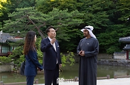 윤석열 대통령이 28일 서울 종로구 창덕궁 후원 부용지 일원에서 모하메드 빈 자이드 알 나하얀(Mohamed bin Zayed Al Nahyan) 아랍에미리트(UAE) 대통령과 친교 일정으로 산책을 하고 있다. 