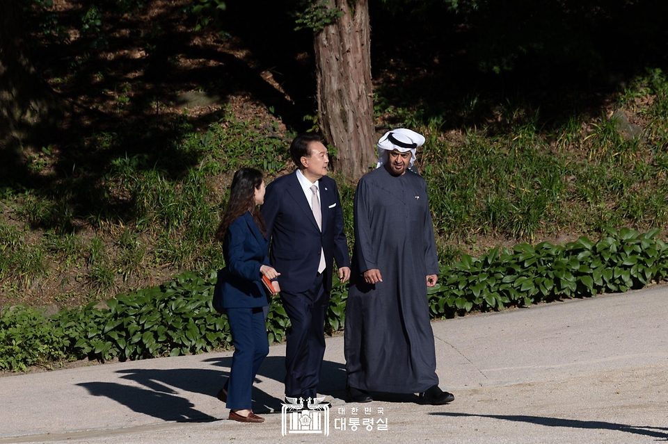 윤석열 대통령이 28일 서울 종로구 창덕궁 후원 부용지 일원에서 모하메드 빈 자이드 알 나하얀(Mohamed bin Zayed Al Nahyan) 아랍에미리트(UAE) 대통령과 친교 일정으로 산책을 하고 있다. 