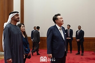 윤석열 대통령이 28일 청와대에서 국빈 방한한 모하메드 빈 자이드 알 나하얀(Mohammed bin Zayed Al Nahyan) 아랍에미리트(UAE) 대통령과 친교 만찬을 위해 만찬장으로 이동하며 생황 연주를 감상하고 있다.