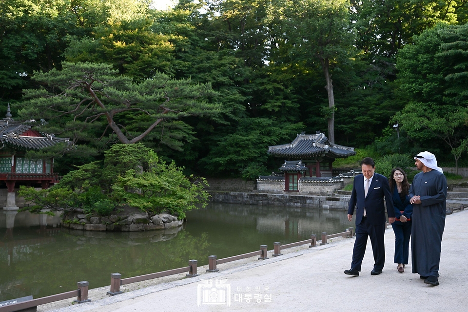 윤석열 대통령이 28일 서울 종로구 창덕궁 후원 부용지 일원에서 모하메드 빈 자이드 알 나하얀(Mohamed bin Zayed Al Nahyan) 아랍에미리트(UAE) 대통령과 친교 일정으로 산책을 하고 있다. 