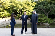 윤석열 대통령이 28일 서울 종로구 창덕궁 후원 부용지 일원에서 모하메드 빈 자이드 알 나하얀(Mohamed bin Zayed Al Nahyan) 아랍에미리트(UAE) 대통령과 친교 일정으로 산책을 하고 있다. 