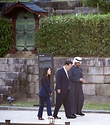 윤석열 대통령이 28일 서울 종로구 창덕궁 후원 부용지 일원에서 모하메드 빈 자이드 알 나하얀(Mohamed bin Zayed Al Nahyan) 아랍에미리트(UAE) 대통령과 친교 일정으로 산책을 하고 있다. 