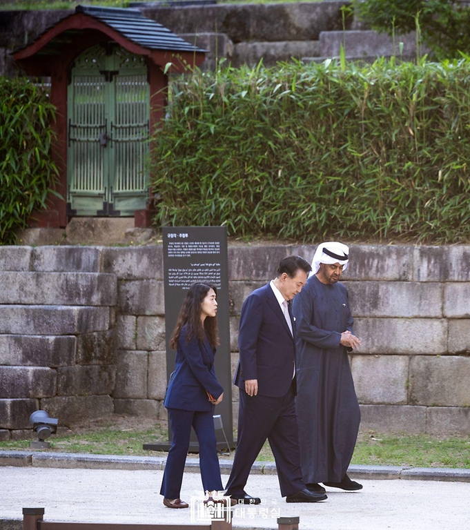 윤석열 대통령이 28일 서울 종로구 창덕궁 후원 부용지 일원에서 모하메드 빈 자이드 알 나하얀(Mohamed bin Zayed Al Nahyan) 아랍에미리트(UAE) 대통령과 친교 일정으로 산책을 하고 있다. 