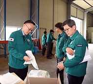 이한경 행정안전부 재난안전관리본부장이 28일 충북 청주시 지역자원통합관리센터를 방문해 재난관리 물품을 점검하고 있다.